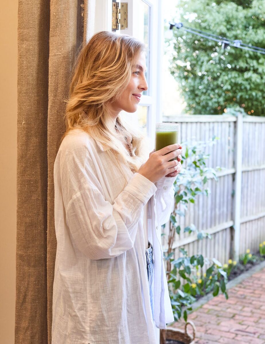 Frau genießt natürliche Wellness mit dōTERRA ätherischen Ölen
