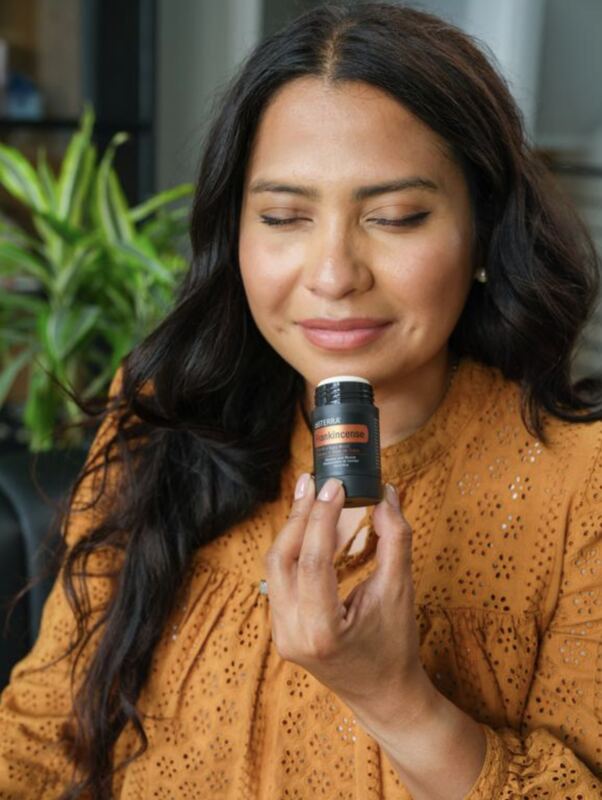 Frau genießt doTERRA Frankincense Öl